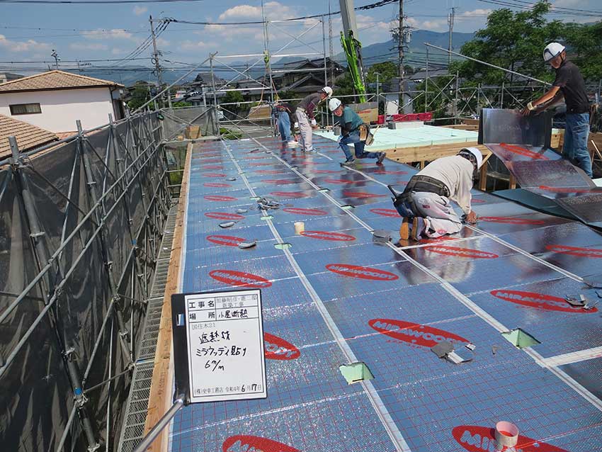 天井遮熱施工（小屋裏側）