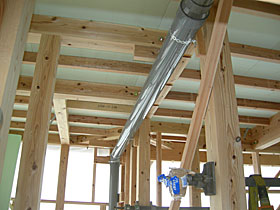 2階天井内24H換気配管と小屋裏断熱100mm