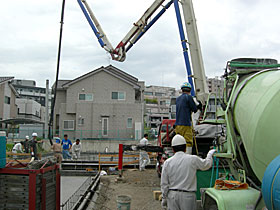ベタ基礎ベース コンクリートポンプ車による打設