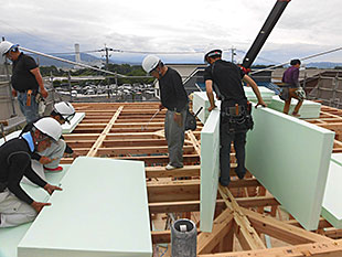 建て方 桁上断熱敷込み