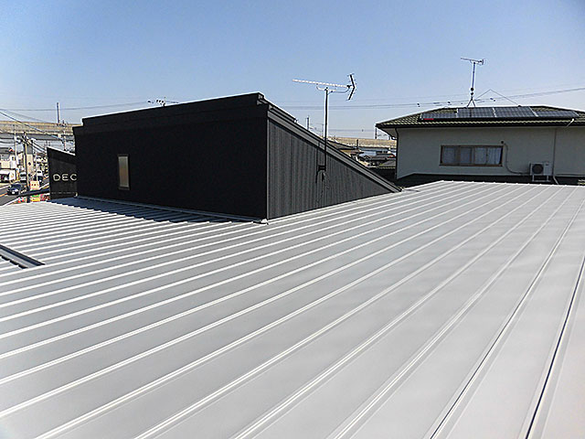 屋根 ガルバニウム鋼板立ハゼ葺き
