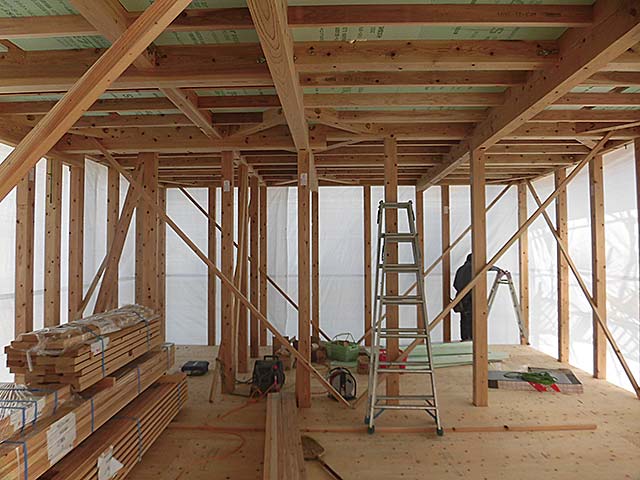 外部間柱建込み