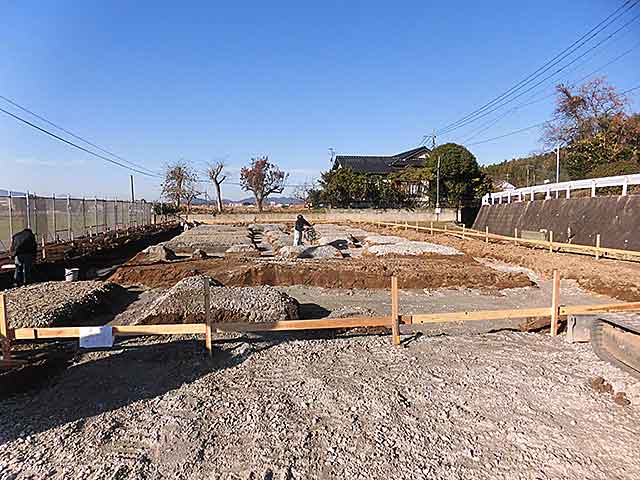 根伐り・砕石地業