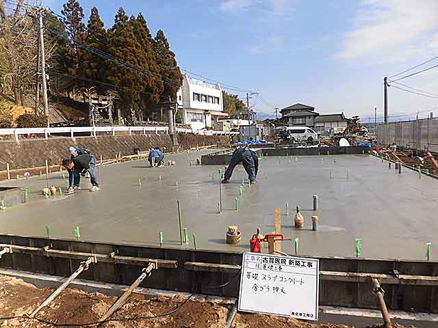 基礎コンクリート打設 3回目　金コテ仕上